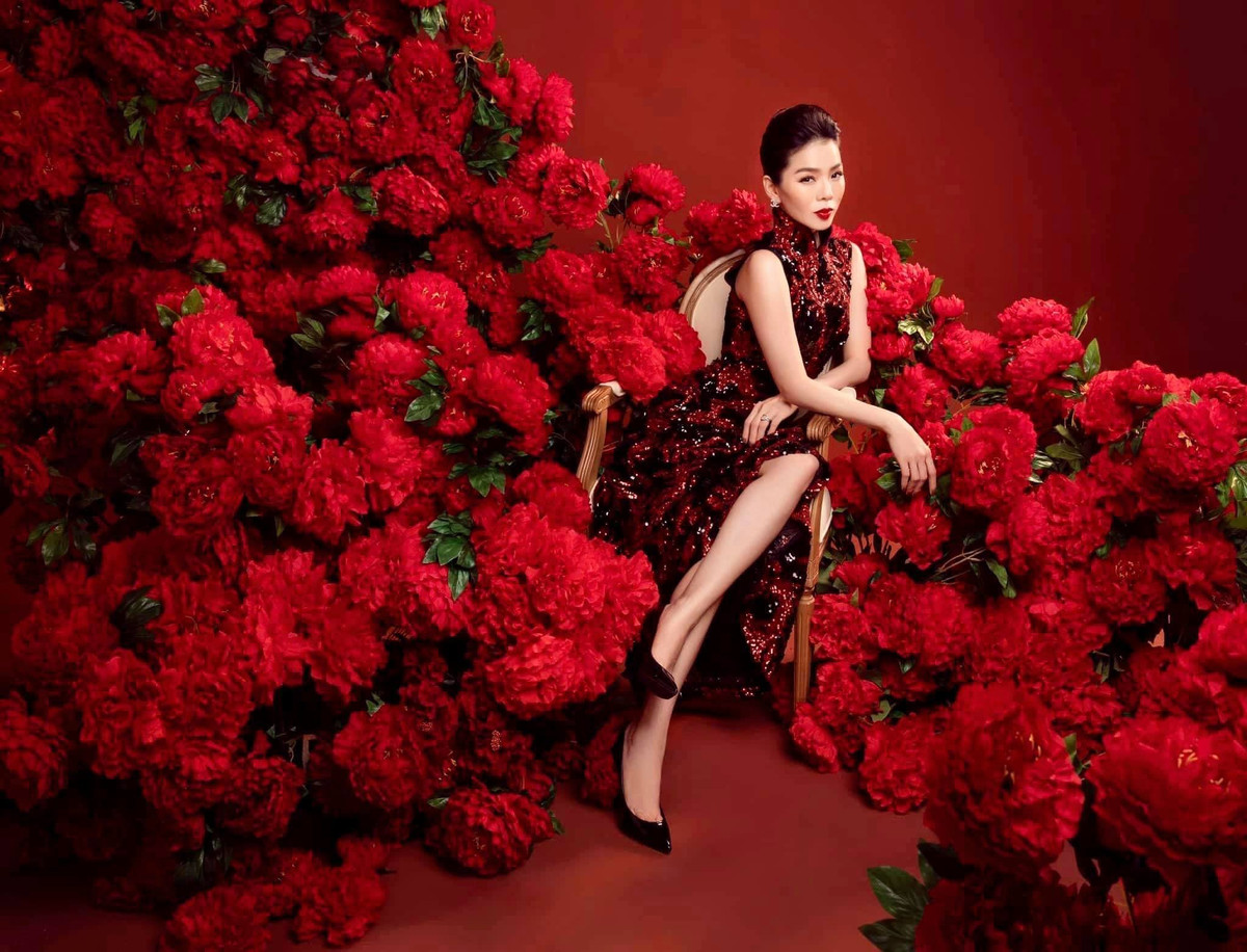 Trước thông tin ông bầu Đức Huy có bạn gái mới, nhiều người tò mò phản ứng của Lệ Quyên. Tuy nhiên, nữ ca sĩ không hề đả động đến chuyện chồng cũ.