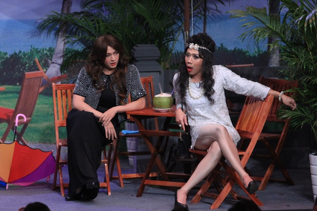 Xuất hiện tại căn phòng của Ơn giời cậu đây rồi, Ngô Kiến Huy giả gái, vào vai người bạn tâm giao, thường xuyên gặp gỡ "buôn chuyện" cùng Trấn Thành. Nam ca sĩ đội tóc giả, diện đầm đen dài trong tạo hình quý cô xinh đẹp. Trước các thử thách do ông xã Hari Won đặt ra, Ngô Kiến Huy bộc lộ khả năng ứng biến, linh hoạt trên sân khấu cùng biệt tài hóa thân của mình. Anh được khán giả và đồng nghiệp Trấn Thành khen ngợi đã có màn "giả gái thành công đến không ngờ".