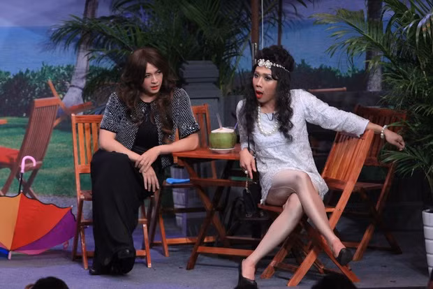 Xuất hiện tại căn phòng của Ơn giời cậu đây rồi, Ngô Kiến Huy giả gái, vào vai người bạn tâm giao, thường xuyên gặp gỡ "buôn chuyện" cùng Trấn Thành. Nam ca sĩ đội tóc giả, diện đầm đen dài trong tạo hình quý cô xinh đẹp. Trước các thử thách do ông xã Hari Won đặt ra, Ngô Kiến Huy bộc lộ khả năng ứng biến, linh hoạt trên sân khấu cùng biệt tài hóa thân của mình. Anh được khán giả và đồng nghiệp Trấn Thành khen ngợi đã có màn "giả gái thành công đến không ngờ".