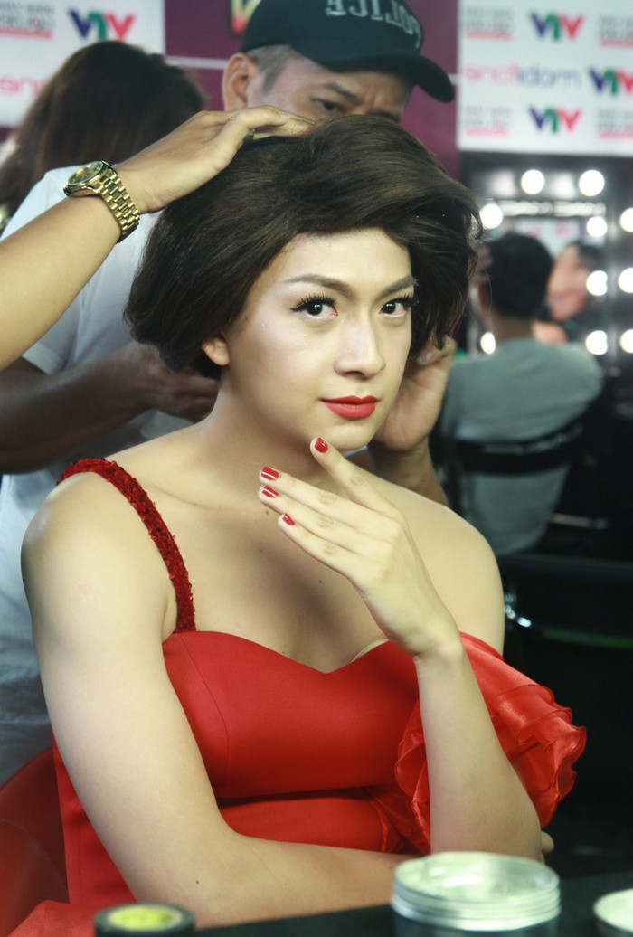 Năm 2014, Ngô Kiến Huy tham gia chương trình Gương mặt thân quen với vai trò khách mời. Anh gặp thử thách hóa thân thành ca sĩ Hồ Ngọc Hà.