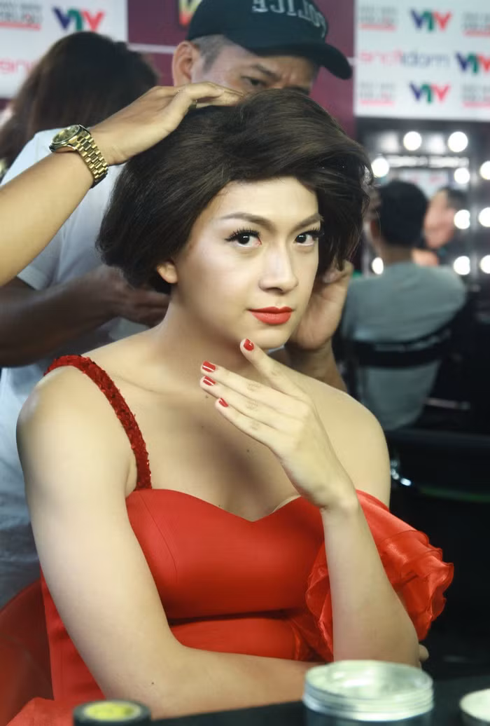 Năm 2014, Ngô Kiến Huy tham gia chương trình Gương mặt thân quen với vai trò khách mời. Anh gặp thử thách hóa thân thành ca sĩ Hồ Ngọc Hà.