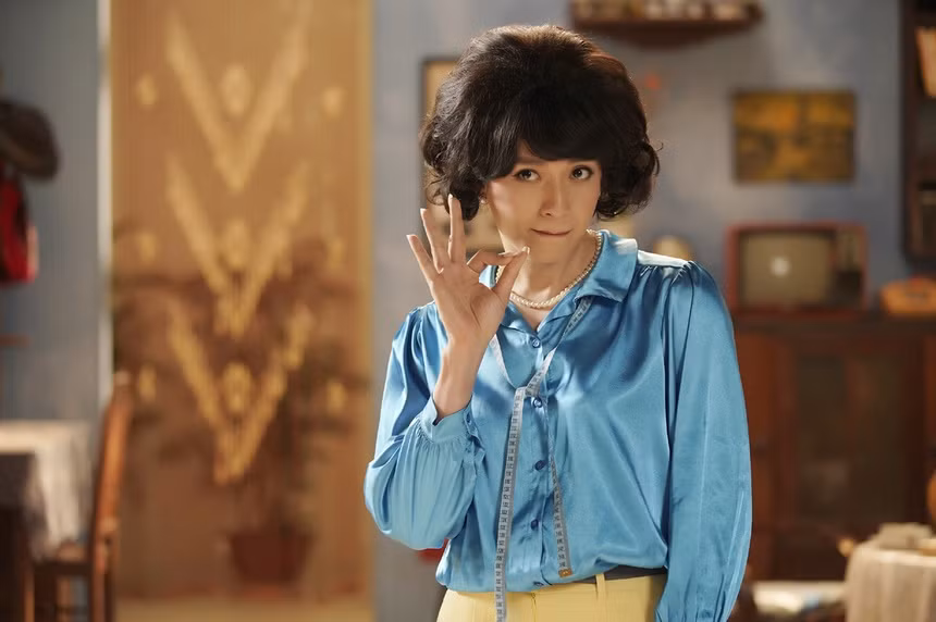 Gần nhất, trong phim điện ảnh Em là của em, Ngô Kiến Huy giả gái dưới cái tên Jessica Hoàng Anh. Nam diễn viên được nhận xét giả gái khá mượt mà, không tỏ ra lố bịch. Anh không gặp khó khi thể hiện sự yểu điệu, cử chỉ nhẹ nhàng, biểu cảm của một cô gái. Ngô Kiến Huy chia sẻ để phù hợp với tạo hình của nhân vật, anh phải giảm 10 kg trong vòng một tháng.