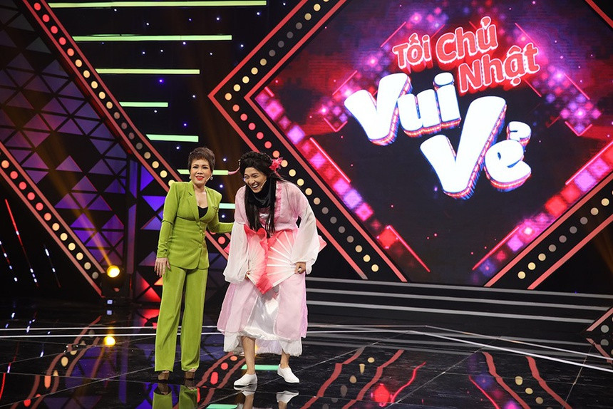 Giọng ca Truyền thái y từng cải trang thành nữ giới trong nhiều game show. Năm 2019, anh hóa thân thành vũ công nữ tại trường quay Tối chủ nhật vui vẻ. Sự xuất hiện của Ngô Kiến Huy thu hút những tràng pháo tay từ phía khán giả. Anh được nhận xét giả gái duyên dáng, ấn tượng.