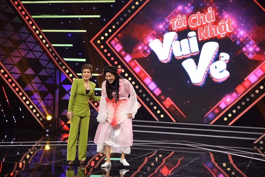 Giọng ca Truyền thái y từng cải trang thành nữ giới trong nhiều game show. Năm 2019, anh hóa thân thành vũ công nữ tại trường quay Tối chủ nhật vui vẻ. Sự xuất hiện của Ngô Kiến Huy thu hút những tràng pháo tay từ phía khán giả. Anh được nhận xét giả gái duyên dáng, ấn tượng.