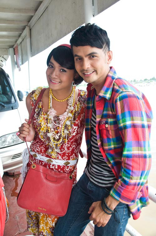 Vào vai cô gái miền Tây, Ngô Kiến Huy đầu tư cho ngoại hình với những bộ đầm màu sắc, lối trang điểm đậm. Theo tiết lộ từ đoàn phim, ê-kíp trang điểm ngạc nhiên, bất ngờ với màn "lột xác" của nam diễn viên.