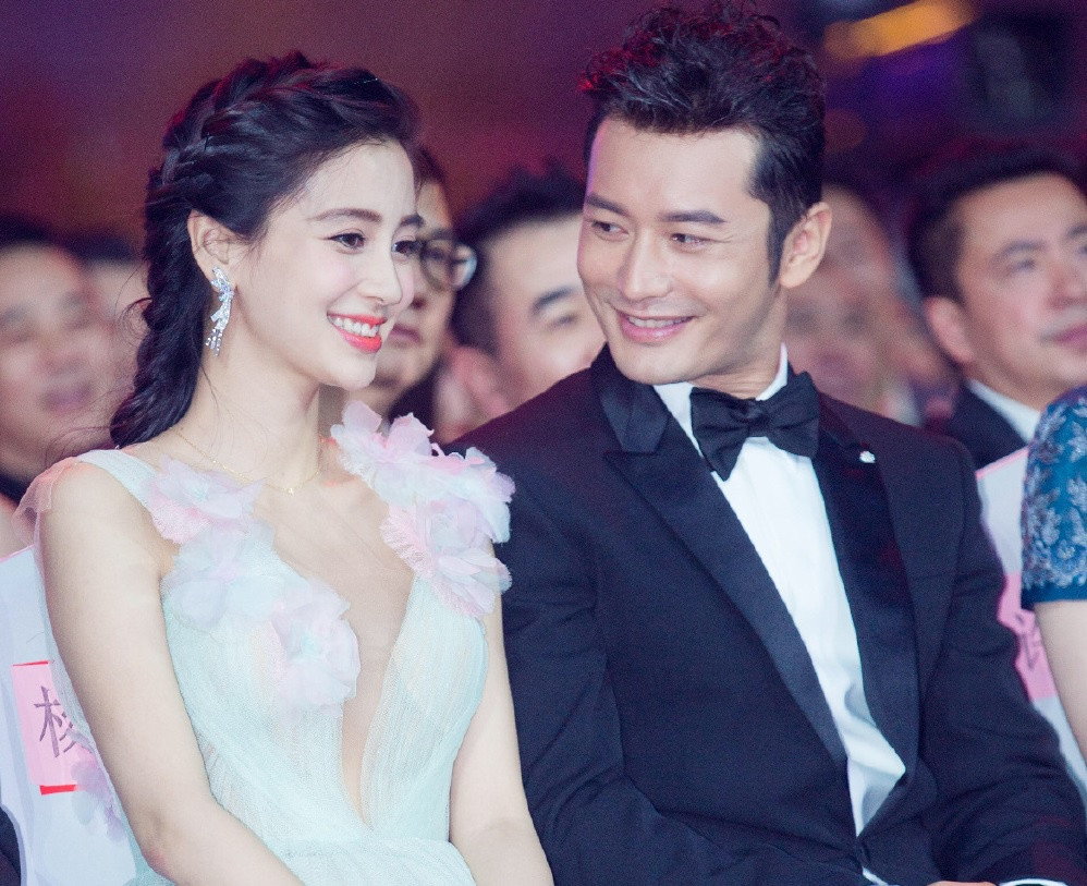 Tình cảm vợ chồng chỉ còn trên danh nghĩa?: Hai năm trở lại đây, Huỳnh Hiểu Minh và Angelababy "năm lần bảy lượt" vướng tin đồn ly hôn và có nhiều động thái đáng ngờ. Họ không còn thường xuyên xuất hiện bên nhau, tránh nhắc đến đối phương trên phương tiện truyền thông và không tương tác trên mạng xã hội. Trong các dịp kỷ niệm như sinh nhật, lễ Tết, thậm chí cột mốc quan trọng trong sự nghiệp, hai nghệ sĩ cũng không có lấy một lời chúc mừng. Cả hai thường xuyên lấy lý do lịch trình bận rộn để giải thích cho việc không ở bên nhau.