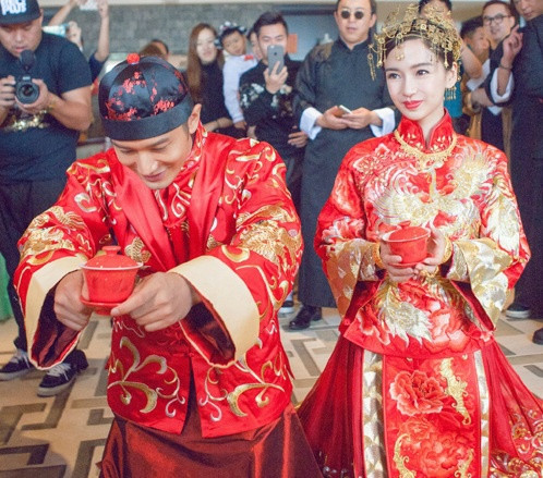 Hôn lễ thế kỷ rình rang và thị phi "nức tiếng" giới giải trí: Đám cưới của cặp sao được tổ chức vào ngày 8/10/2015 tại Thượng Hải, Trung Quốc. Năm đó, lễ cưới của AngelaBaby và Huỳnh Hiểu Minh được đánh giá là hoành tráng ngang cỡ một liên hoan phim với danh sách khách mời lên đến 2.000 người. Theo ước tính của truyền thông Trung Quốc, tổng chi phí cho toàn bộ hôn lễ lên tới hơn 200 triệu NDT.