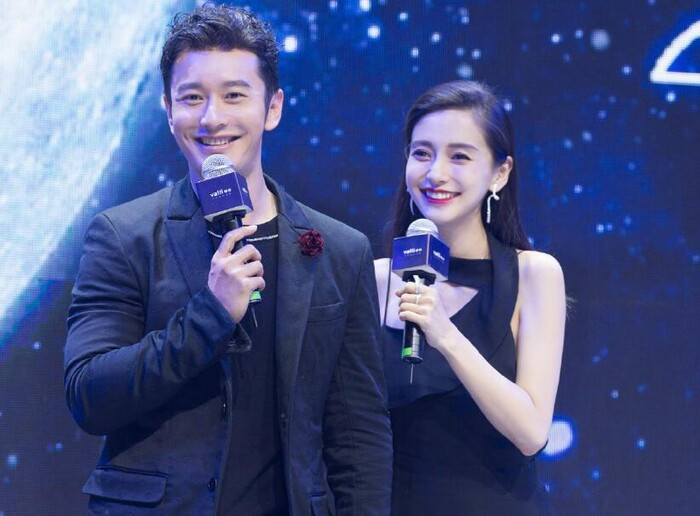 Angelababy "giật bồ" Lý Phi Nhi: Angelababy và Huỳnh Hiểu Minh gặp nhau lần đầu tại bữa tiệc của một người bạn chung vào năm 2009. Tháng 5/2010, cặp sao bị phát hiện bí mật hẹn hò. Sau đó, bạn gái cũ của Huỳnh Hiểu Minh là Lý Phi Nhi đã lên mạng xã hội ám chỉ người đẹp Cô phương bất tự thưởng là "tiểu tam", xen vào mối quan hệ giữa cô và nam diễn viên. Vụ việc khiến Angelababy bị gán mác kẻ thứ ba, còn Huỳnh Hiểu Minh bị chỉ trích là kẻ trăng hoa trong suốt thời gian dài.