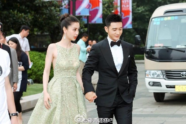 Trong bài đăng thanh minh mới đây, Angelababy cũng bị cho là lạnh nhạt ra mặt khi gọi ông xã là "anh Huỳnh" (Huỳnh tiên sinh). Trước đó, hôm 31/12/2020, cặp sao cũng không cùng nhau đón giao thừa. Thay vào đó, nữ diễn viên lựa chọn tụ họp cùng bạn bè. Điều này khiến dân mạng Trung Quốc không thể không đặt nghi vấn về mối quan hệ vợ chồng của cặp sao.