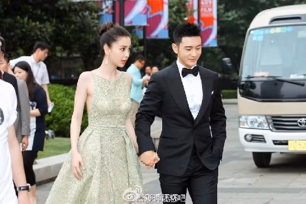 Trong bài đăng thanh minh mới đây, Angelababy cũng bị cho là lạnh nhạt ra mặt khi gọi ông xã là "anh Huỳnh" (Huỳnh tiên sinh). Trước đó, hôm 31/12/2020, cặp sao cũng không cùng nhau đón giao thừa. Thay vào đó, nữ diễn viên lựa chọn tụ họp cùng bạn bè. Điều này khiến dân mạng Trung Quốc không thể không đặt nghi vấn về mối quan hệ vợ chồng của cặp sao.