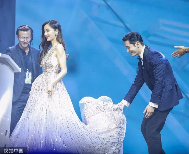 Angelababy "bỏ rơi" chồng, hôn nhân đổ vỡ: Hôn nhân của cặp sao bị cho là xuất hiện vết nứt vào năm 2018. Thời điểm đó, tài tử họ Huỳnh vướng bê bối gian lận tài chính, nhưng Angelababy không hề có bất cứ động thái nào bảo vệ ông xã.