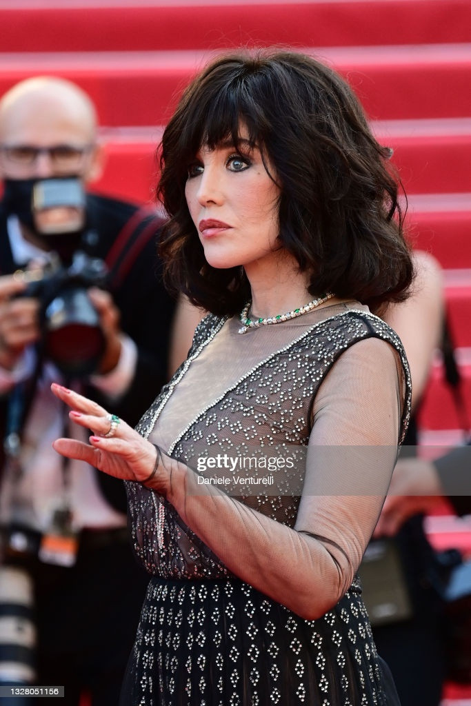 Nữ diễn viên Isabelle Adjani chọn thiết kế gợi cảm đến dự thảm đỏ liên hoan phim. Ngôi sao người Pháp chọn trang phục theo kiểu "đổ màu" từ trên xuống, tạo hiệu ứng mờ ảo cho người đối diện. Người đẹp Pháp còn gây ấn tượng với vòng cổ nhỏ, tạo điểm nhấn trên thiết kế có phần cổ chữ V khoét sâu.