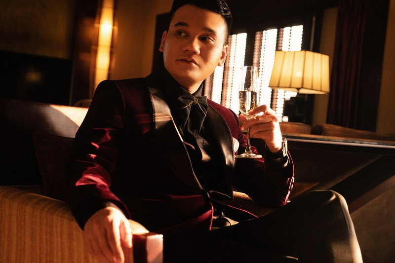 Theo chia sẻ của Khắc Việt, anh dự tính ra mắt sản phẩm này sớm hơn nhưng vì gặp sự cố khi tập luyện thể thao dẫn đến chấn thương tay nên kế hoạch ra mắt MV phải lùi lại.