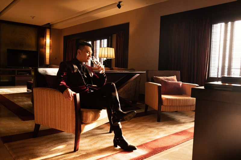 MV “Hiện đại” được Khắc Việt và ê-kíp thực hiện trước Tết Nguyên đán vừa qua. Sản phẩm âm nhạc được ghi hình tại khách sạn 5 sao với nhiều khung cảnh sang chảnh, màu sắc như một tác phẩm điện ảnh.