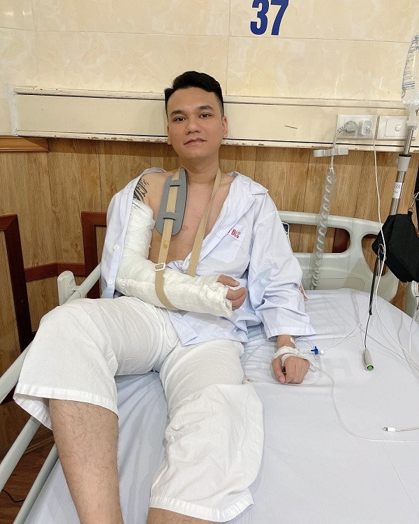Sự cố khiến Khắc Việt phải hủy một số show diễn cũng như lùi kế hoạch ra mắt MV để dành thời gian điều trị chấn thương.