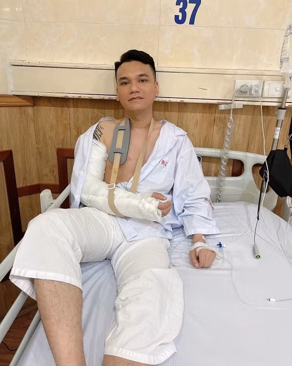 Sự cố khiến Khắc Việt phải hủy một số show diễn cũng như lùi kế hoạch ra mắt MV để dành thời gian điều trị chấn thương.