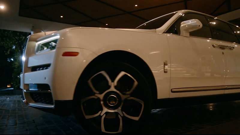 Trong MV, Khắc Việt cho thấy độ chịu chơi khi sử dụng chiếc SUV siêu sang hơn 40 tỷ đồng.