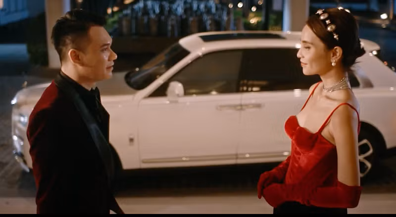 Chiếc Rolls- Royce Cullinan chỉ dành cho giới siêu giàu Việt xuất hiện trong MV của Khắc Việt.