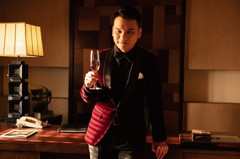 Tạo hình của Khắc Việt trong MV "Hiện đại" là một quý ông sang trọng, lịch lãm.