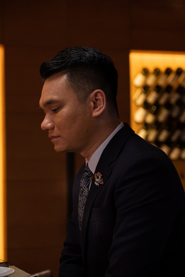 MV “Hiện đại” cũng đánh dấu sự trở lại của Khắc Việt sau khi lên chức bố “bỉm sữa” của hai nhóc tỳ sinh đôi vô cùng đáng yêu.