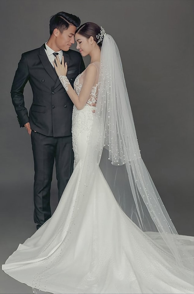 Sau 5 năm làm đám cưới và có 2 con trai, Kỳ Hân - Mạc Hồng Quân thông báo sắp cưới lần 2. Trên trang cá nhân, Kỳ Hân chia sẻ: "Hẹn cả nhà 15/10/2021 cưới thêm phát nữa ở Praha". Tin vui của cặp đôi nhận được nhiều sự chúc mừng từ bạn bè, người hâm mộ.