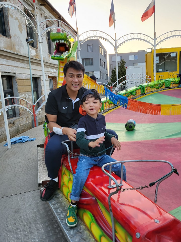 Trước đó, chàng cầu thủ này dính tai tiếng tình ái bỏ rơi hot girl Ly Kute khi cô đang mang thai.