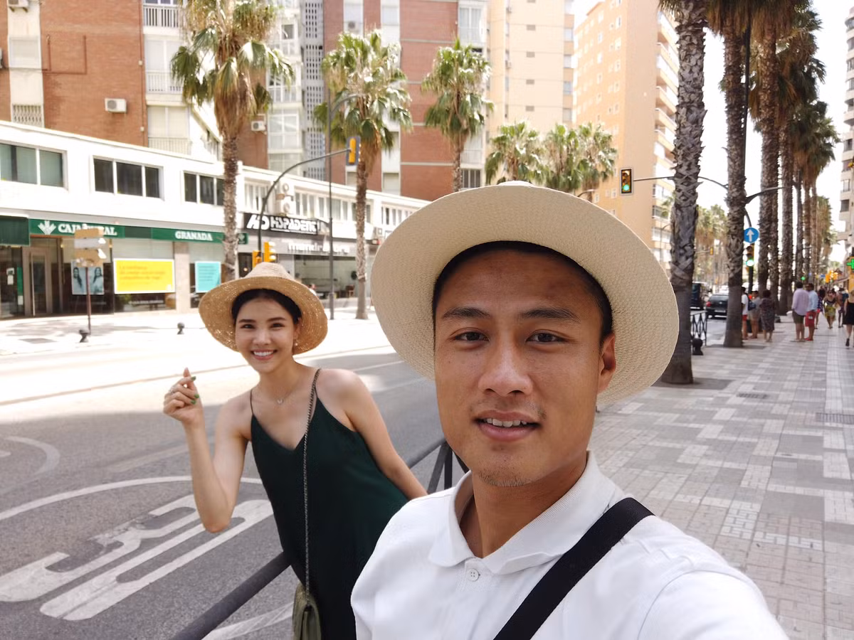 Thời gian Kỳ Hân bầu bí và sinh con ở nước ngoài, Mạc Hồng Quân bay đi bay về giữa Việt Nam và Cộng hòa Séc để vừa chăm sóc vợ con, vừa tập luyện cho các giải đấu quan trọng.