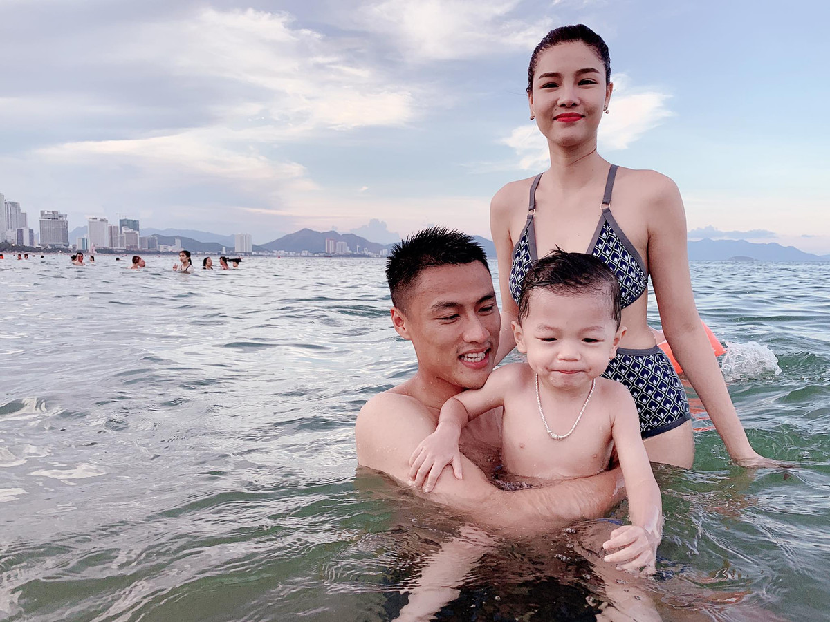 Vì muốn con trai có môi trướng sống và học tập tốt, Mạc Hồng Quân và Kỳ Hân đã quyết định đưa con trai ra nước ngoài sống cùng ông bà nội ở Cộng hòa Séc.