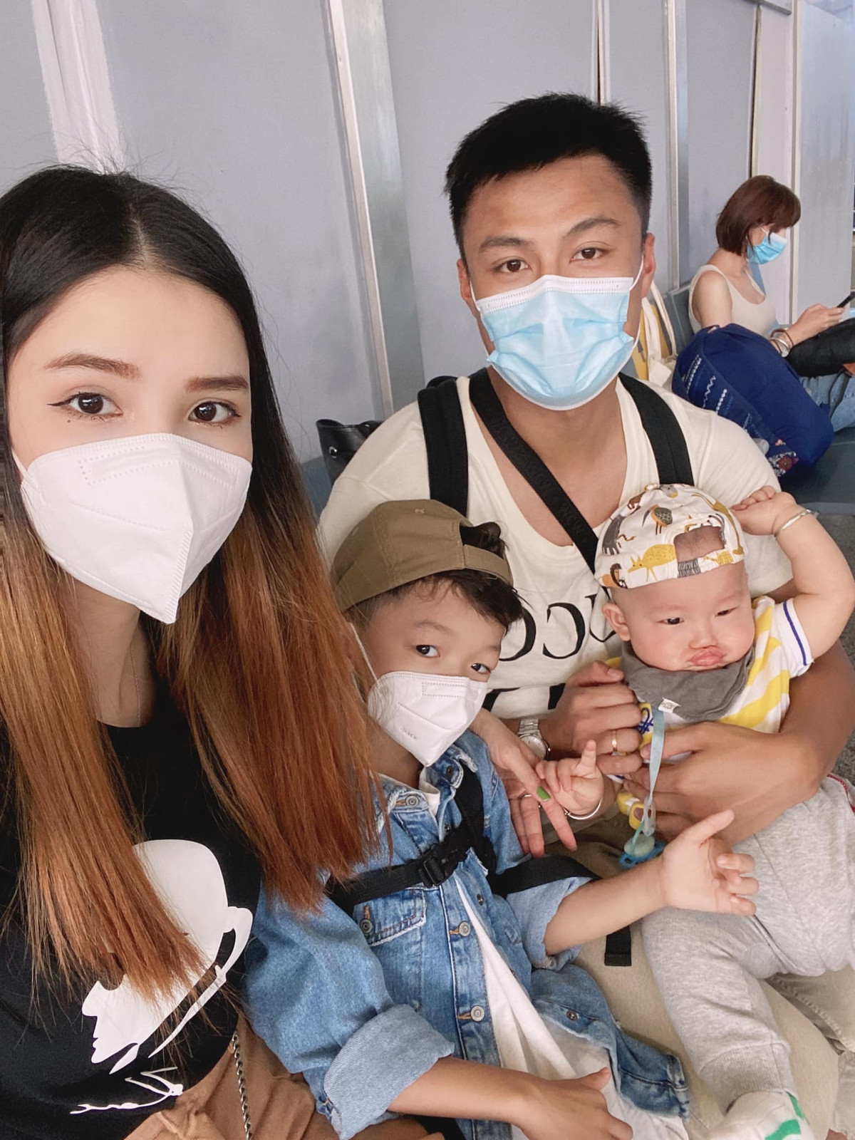 Khi Kỳ Hân mang bầu lần 2, cô sang sống cùng gia đình chồng và sinh con tại đây.