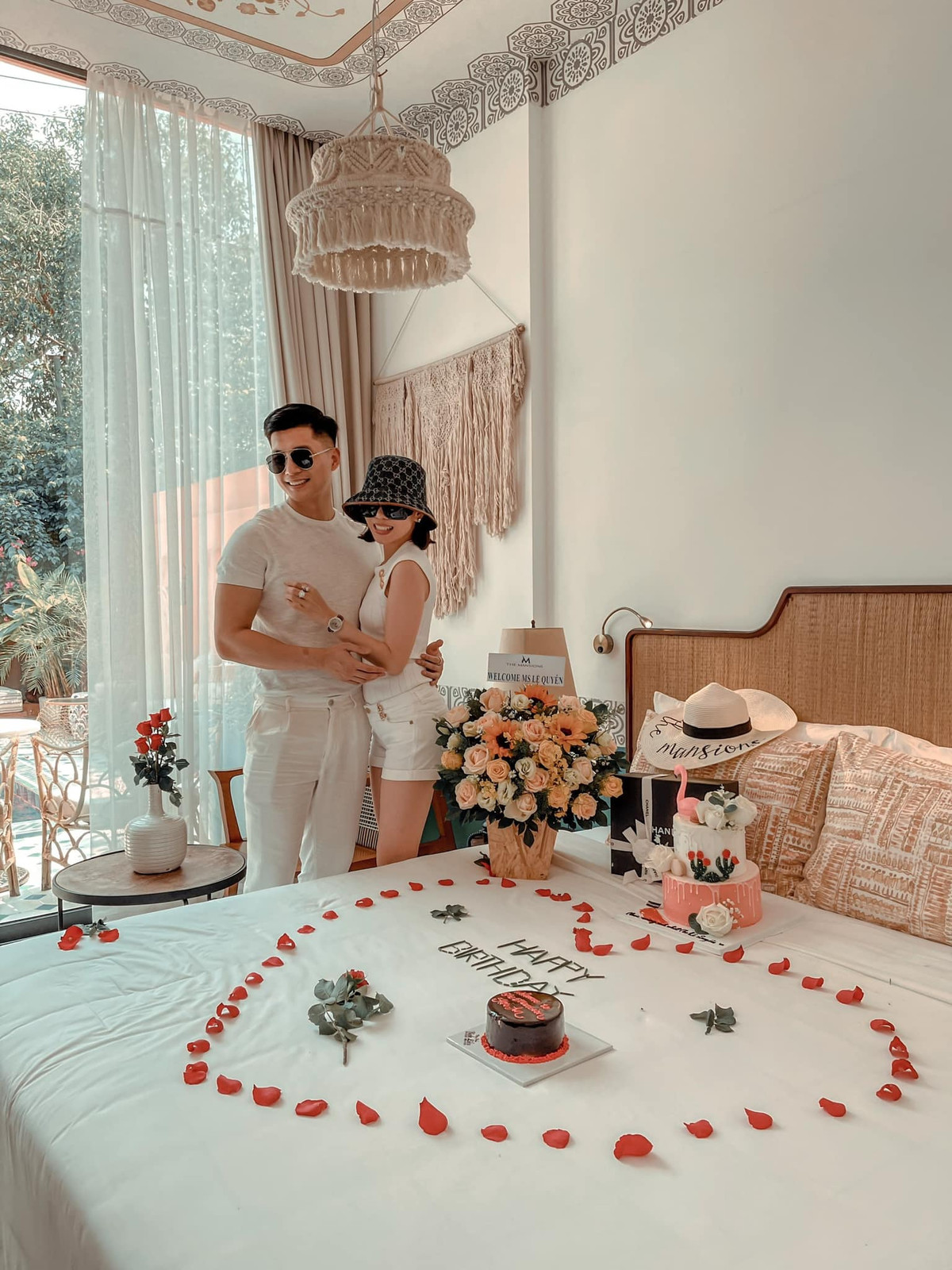 Sự chênh lệch tuổi tác khiến Lệ Quyên bị chê "như mẹ con" khi sóng đôi cùng tình trẻ kém 12 tuổi.