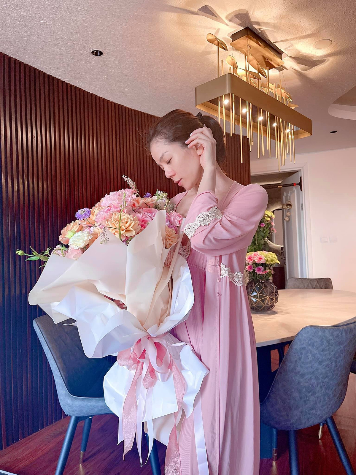 Nữ ca sĩ còn bị soi chuyện vòng 2 bất thường với nghi vấn mang bầu.