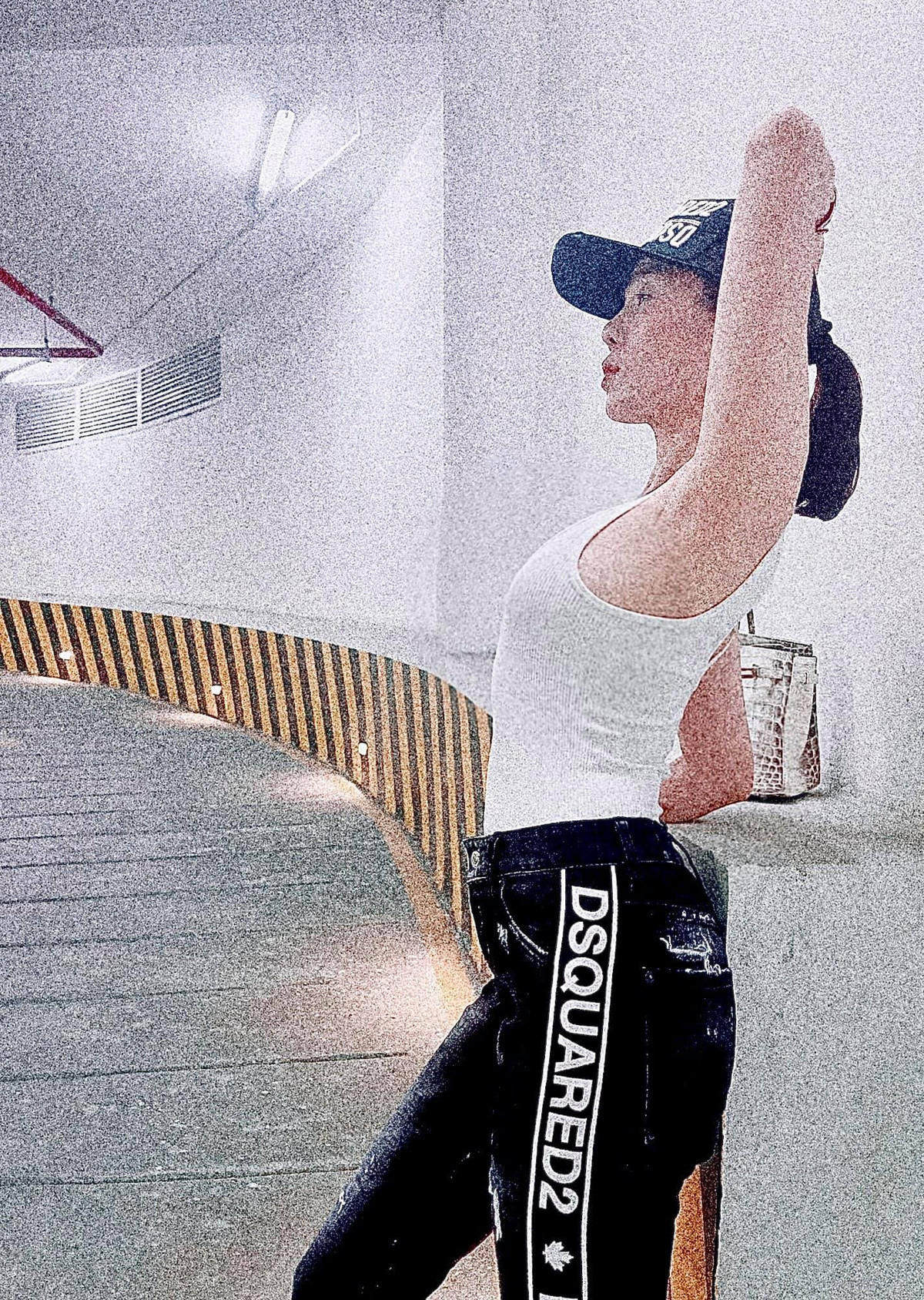 Để đáp trả lại tin đồn, Lệ Quyên khoe ảnh body nuột nà, vòng eo phẳng lỳ.