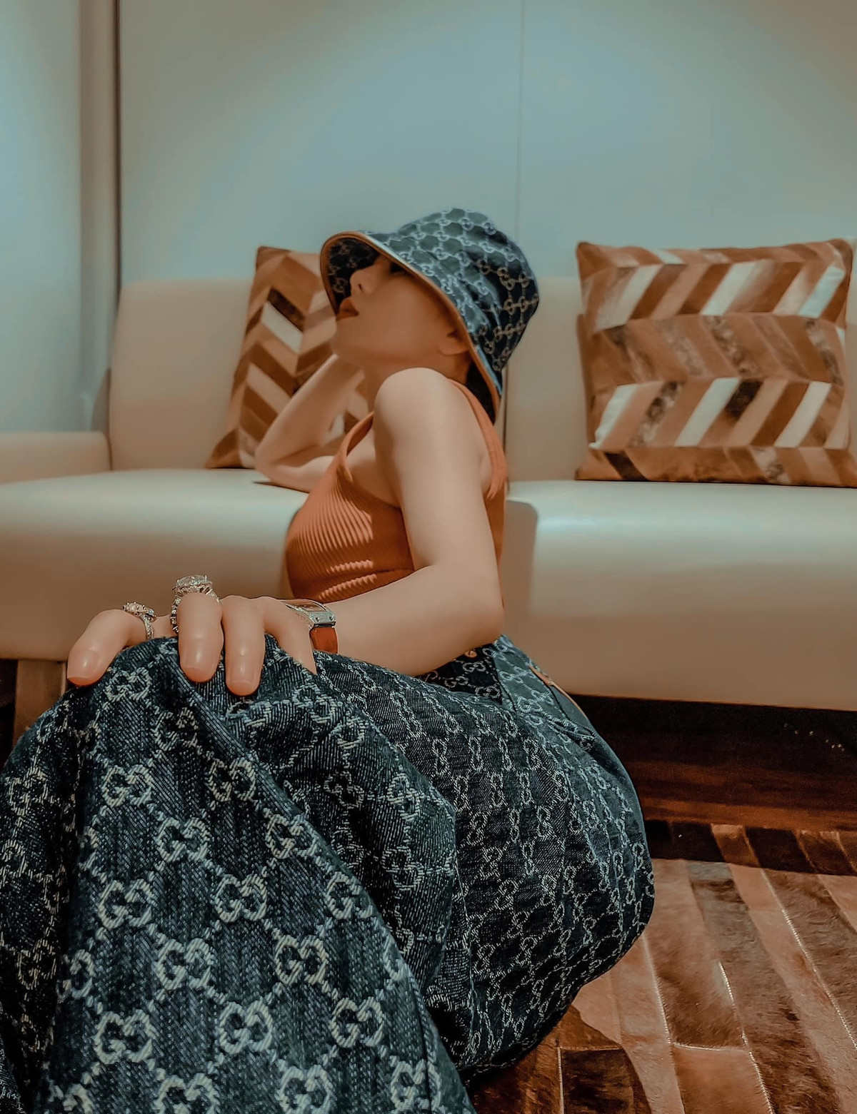 Trước đó, hình ảnh tạo dáng lạ của Lệ Quyên cũng bị anti-fan ùa vào chỉ trích phản cảm.