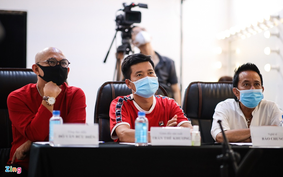 Nghệ sĩ Bảo Chung, đạo diễn Khương Dừa ngồi ở vị trí giám khảo. Họ chăm chú theo dõi từng phần thi và dành nhiều lời động viên cho thí sinh. Chia sẻ với Zing, đạo diễn Khương Dừa cho biết: "Chương trình vẫn giữ nguyên tiêu chí chọn lựa thí sinh như những mùa trước, không phân biệt ngành nghề, lứa tuổi, địa vị, địa phương... Thách thức danh hài chào đón những thí sinh có niềm đam mê hài kịch, diễn duyên dáng và tự tin".