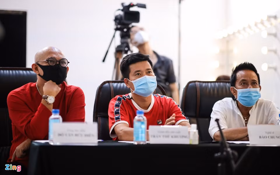 Nghệ sĩ Bảo Chung, đạo diễn Khương Dừa ngồi ở vị trí giám khảo. Họ chăm chú theo dõi từng phần thi và dành nhiều lời động viên cho thí sinh. Chia sẻ với Zing, đạo diễn Khương Dừa cho biết: "Chương trình vẫn giữ nguyên tiêu chí chọn lựa thí sinh như những mùa trước, không phân biệt ngành nghề, lứa tuổi, địa vị, địa phương... Thách thức danh hài chào đón những thí sinh có niềm đam mê hài kịch, diễn duyên dáng và tự tin".