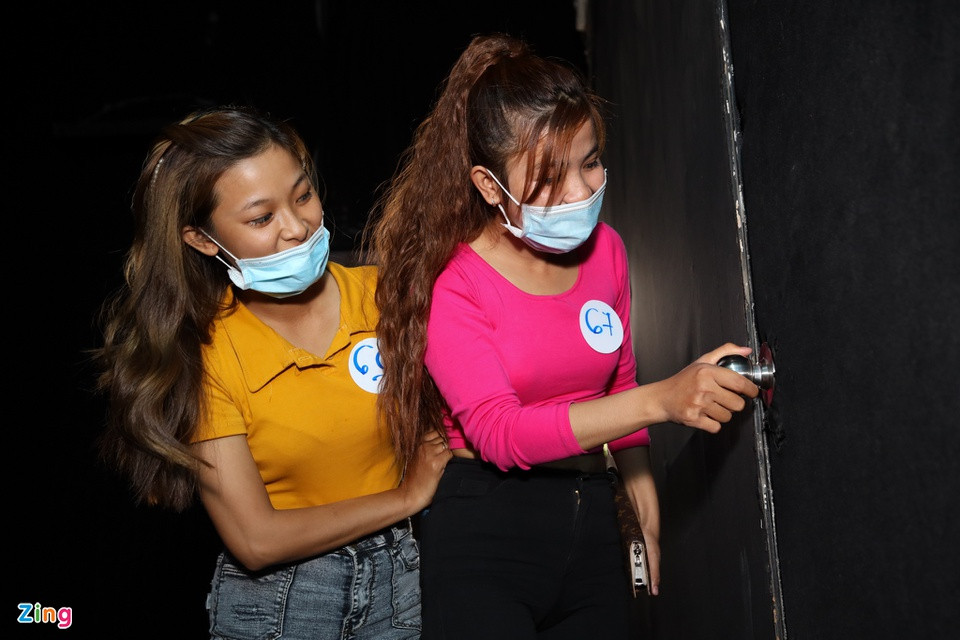 Hai chị em Hoài Nhi, Hoài Thương (quận 12) làm streamer, hồi hộp khi chuẩn bị bước vào phần thi. Hoài Nhi kể với Zing cô và em gái ruột đã đợi hai năm để được đi casting Thách thức danh hài mùa 7. "Tôi phải nhờ người đón con đi học về, để có mặt ở đây tham gia thi tuyển", Hoài Nhi cho biết.