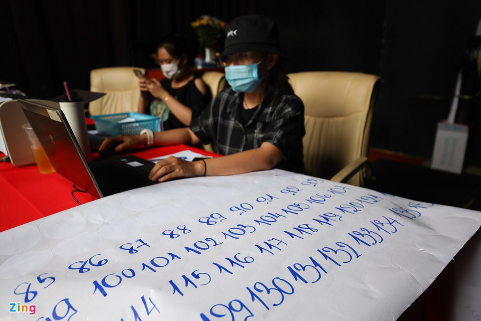 Từ đội ngũ nhân viên đến thí sinh đều đeo khẩu trang, che chắn kỹ lưỡng. Tại bàn tuyển sinh, tất cả thí sinh đều phải tiến hành khai báo y tế. Ở khu vực chờ, người đến dự thi được yêu cầu ngồi cách xa nhau, hạn chế giao tiếp. Khi được gọi tên, họ sẽ lần lượt bước vào để trình bày phần thi.