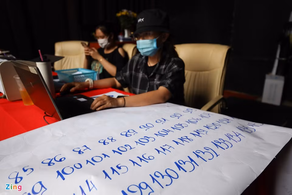 Từ đội ngũ nhân viên đến thí sinh đều đeo khẩu trang, che chắn kỹ lưỡng. Tại bàn tuyển sinh, tất cả thí sinh đều phải tiến hành khai báo y tế. Ở khu vực chờ, người đến dự thi được yêu cầu ngồi cách xa nhau, hạn chế giao tiếp. Khi được gọi tên, họ sẽ lần lượt bước vào để trình bày phần thi.