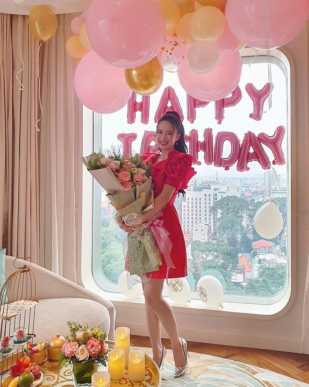 Ngày 8/2, trên trang cá nhân, Angela Phương Trinh chia sẻ loạt ảnh mừng sinh nhật bên bạn bè lên trang cá nhân.