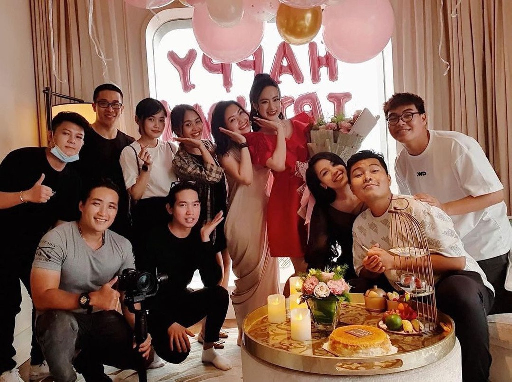 Sinh nhật Angela Phương Trinh rơi vào ngày 27 Tết. Đây cũng là thời điểm đánh dấu 3 năm ăn chay trường của cô. Nữ diễn viên đã phát nguyện ăn chay trọn đời, hạn chế tham gia showbiz suốt 3 năm qua.