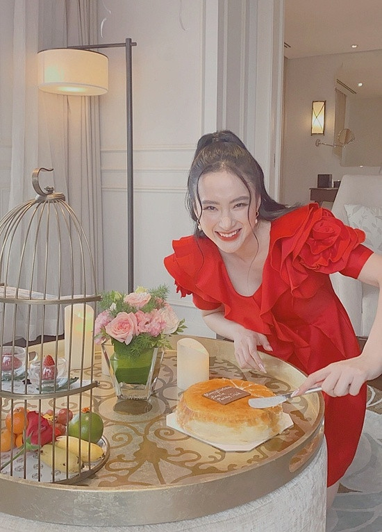 Nữ diễn viên 26 tuổi được khen tươi tắn trong mẫu váy kết hoa kín đáo.