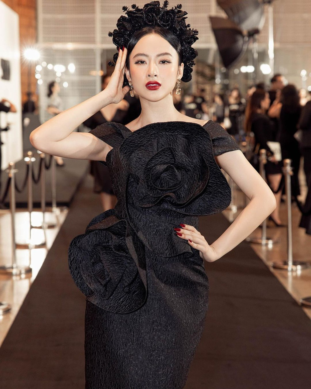 Angela Phương Trinh từng là diễn viên nhí triển vọng, được đánh giá là "hạt giống" tương lai của điện ảnh Việt với kỹ năng diễn xuất khá ổn định. Ở tuổi 26, cô sống chậm và kín tiếng hơn. Bữa tiệc sinh nhật của cô cũng đơn giản, ấm áp thay vì xa hoa như vài năm trước.