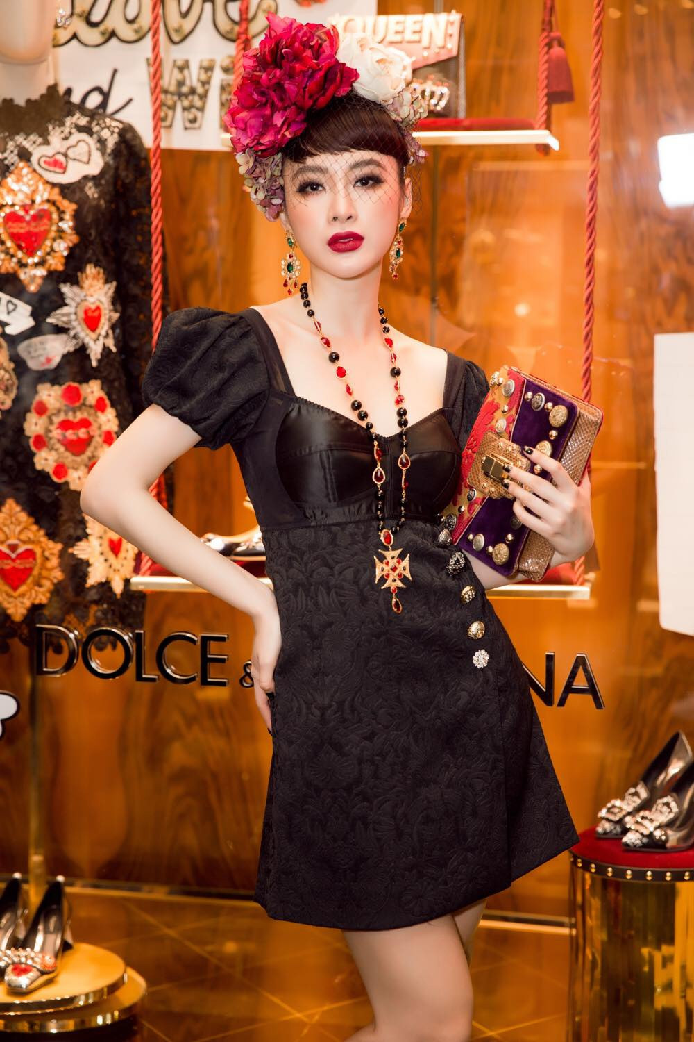 Cô được vận động viên thể hình Phạm Văn Mách hướng dẫn tập luyện nhiều năm nay.