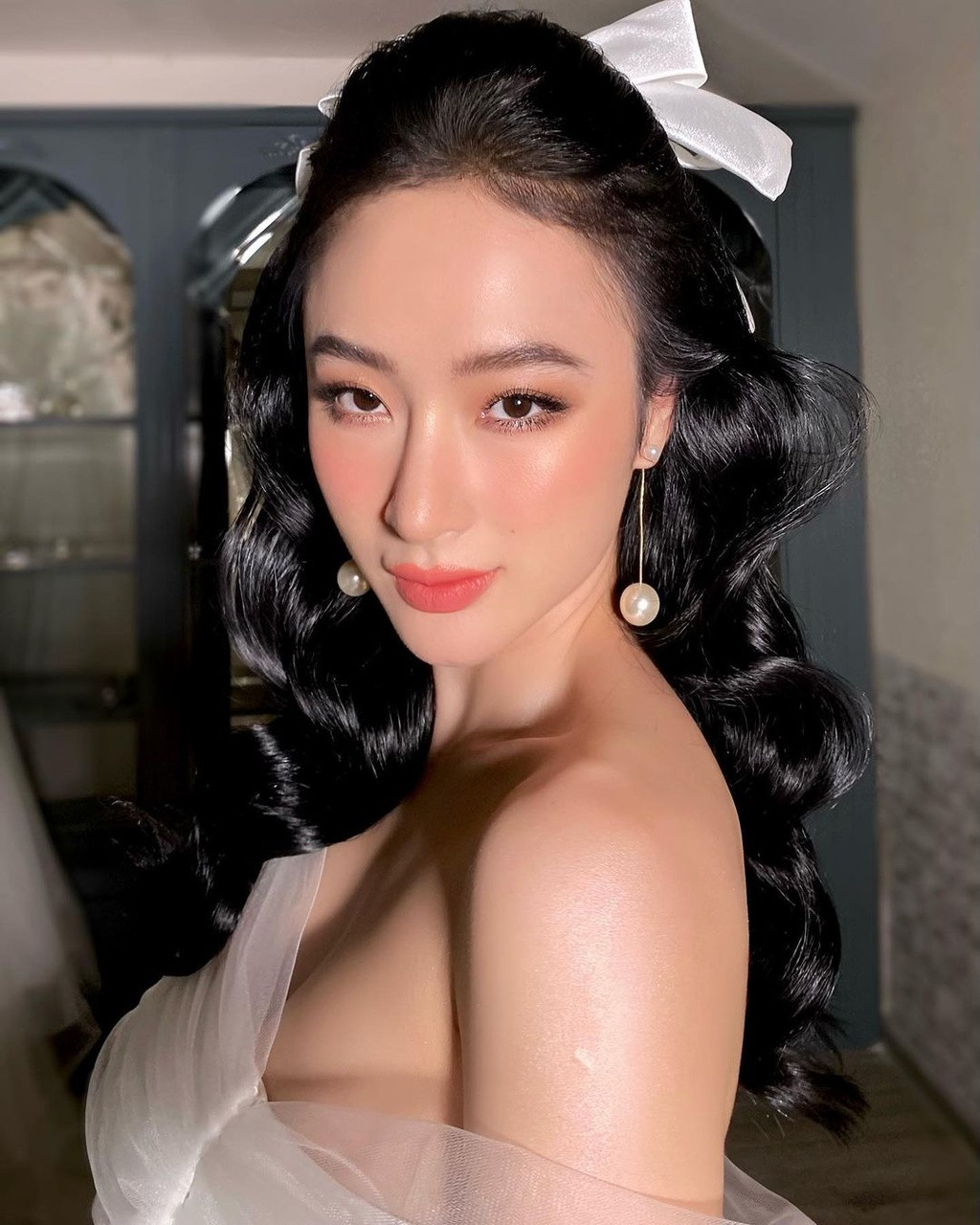 Angela Phương Trinh cho biết cô đã hợp tác với một công ty giải trí và sẽ trở lại đóng phim trong năm 2021.