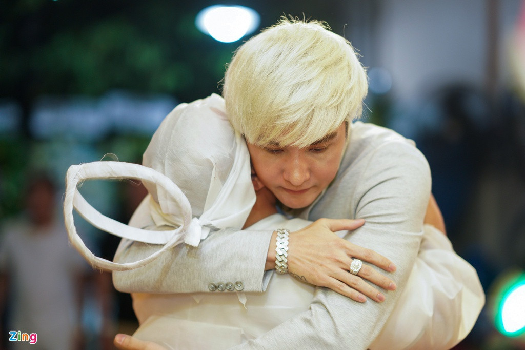 Trong lễ tang, Hiếu Hiền khóc và xúc động trước tình cảm của đồng nghiệp. Anh ôm chặt ca sĩ Lâm Chấn Khang.