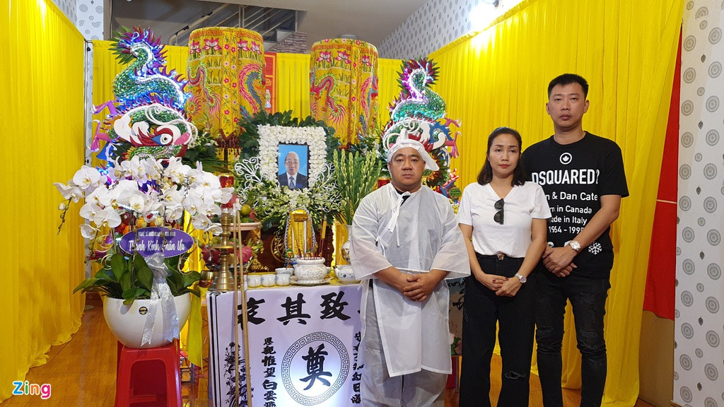 Vợ chồng Ốc Thanh Vân cũng có mặt từ sớm để tiễn biệt nghệ sĩ Đức Lang. Nghệ sĩ Đức Lang có hơn 20 năm hoạt động trên các sân khấu cải lương, từng đàn chính cho sân khấu nổi tiếng như Sao ngàn phương, Tân Hoa Lan, Kim Chung, Trần Hữu Trang... Ông kết hôn với nghệ sĩ Kim Ngọc và có một người con trai là Hiếu Hiền. Năm 2011, nghệ sĩ Kim Ngọc mất vì đột quỵ.