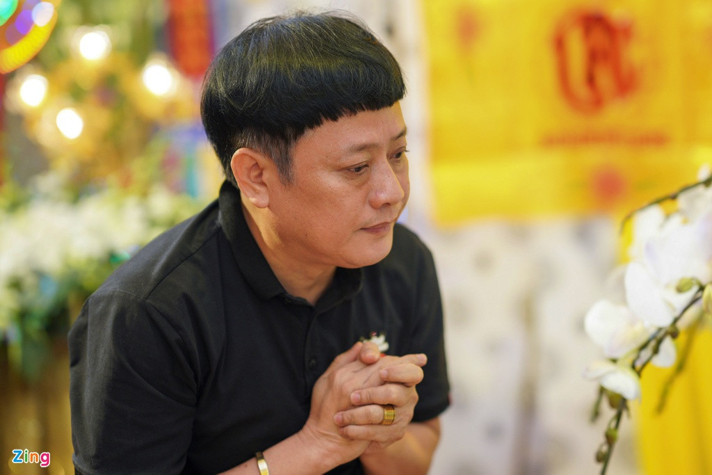 Tấn Bo cầu nguyện trước di ảnh của nghệ sĩ Đức Lang.