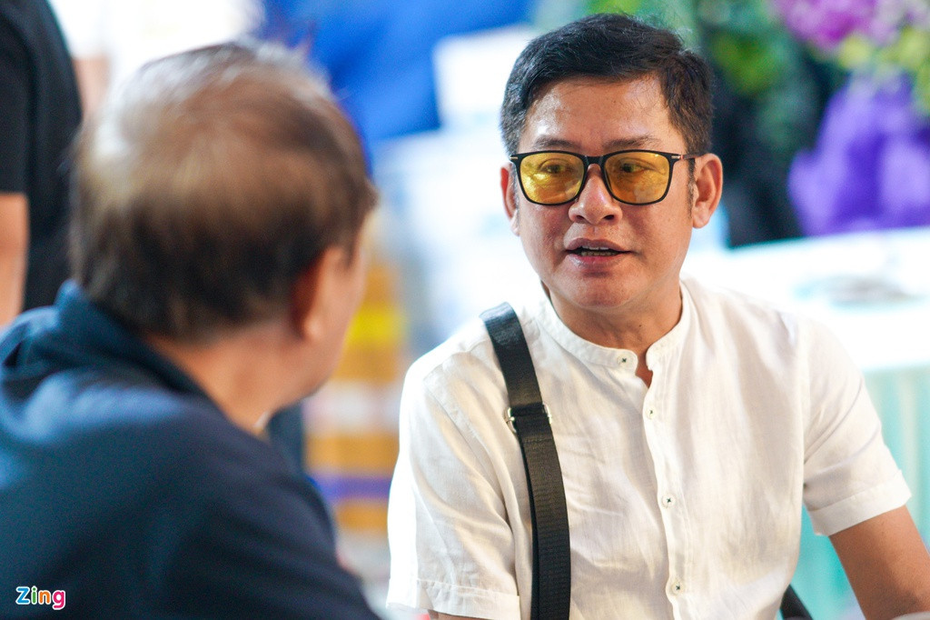 Diễn viên hài Tấn Beo đến tiễn biệt nghệ sĩ cải lương. Sinh thời, cha Hiếu Hiền là đệ tử của danh cầm Năm Vĩnh (thân phụ nhạc sĩ Thái An), từng được ví là danh cầm guitar phím lõm, có ngón đàn chân phương, mùi mẫn, sâu lắng.