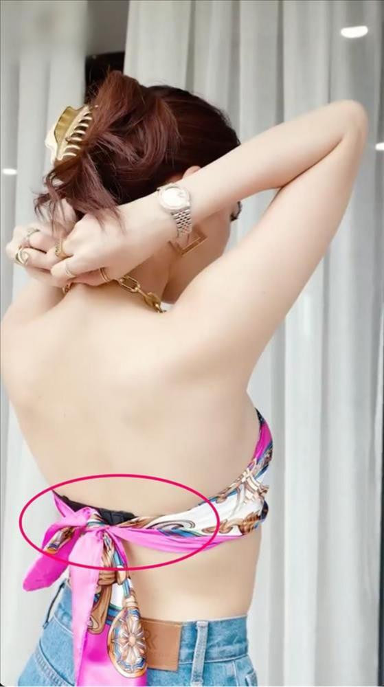 Sử dụng nội y màu đen khiến Ngọc Trinh mắc lỗi trang phục, trở nên phản cảm. (Ảnh: Vietnamnet)