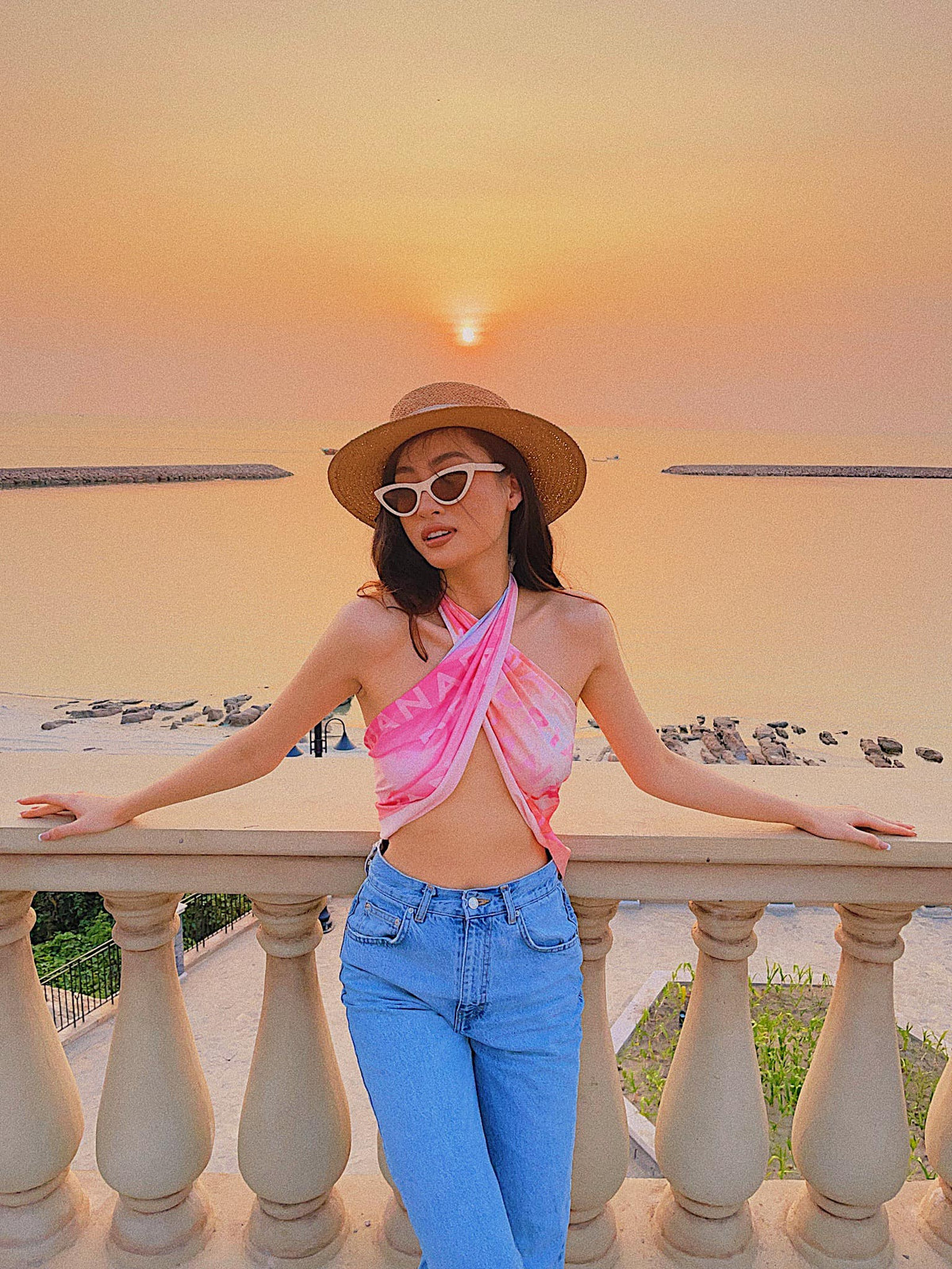 Hoa hậu Lương Thùy Linh vô cùng quyến rũ khi kết hợp khăn buộc chéo làm áo và quần jeans.